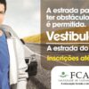 Outdoor publicidade vestibular faculdade FCAT vestibulando garoto na estrada em frente a um carro belém castanhal