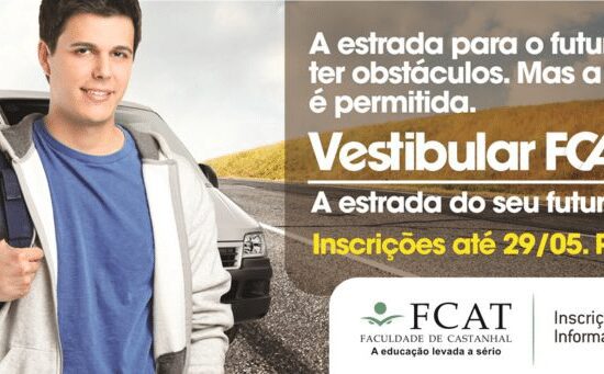 Outdoor publicidade vestibular faculdade FCAT vestibulando garoto na estrada em frente a um carro belém castanhal