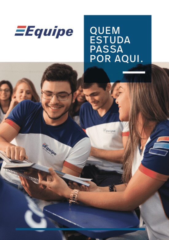 Capa de folder colégio Equipe com aluno mostrando livro para aluna - Tango Comunicação