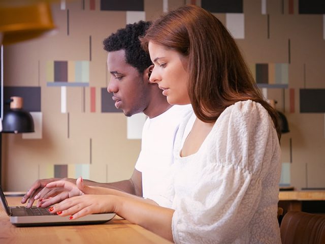 homem e mulher trabalhando no laptop o marketing de conteúdo de uma empresa