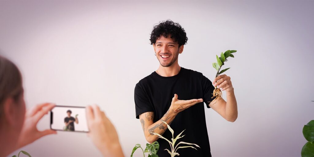 homem gravando vídeo para estratégia de marketing de conteúdo