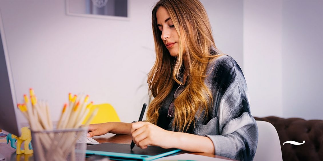 mulher designer usando mesa digitalizadora para fazer identidade visual para publicidade e propaganda de empresa