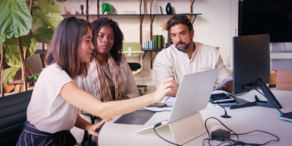 equipe reunida trabalhando em torno de computador