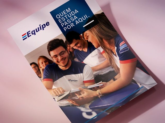 folder do colégio equipe com foto de alunos feito pela Tango Comunicação agência de publicidade