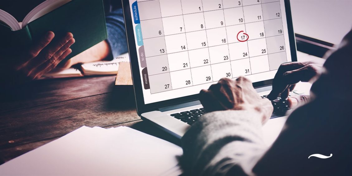 homem ao notebook planejando calendário editorial para redes sociais