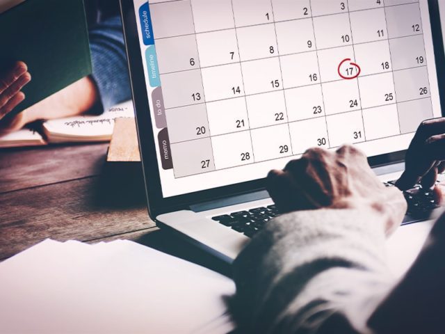 homem ao notebook planejando calendário editorial para redes sociais