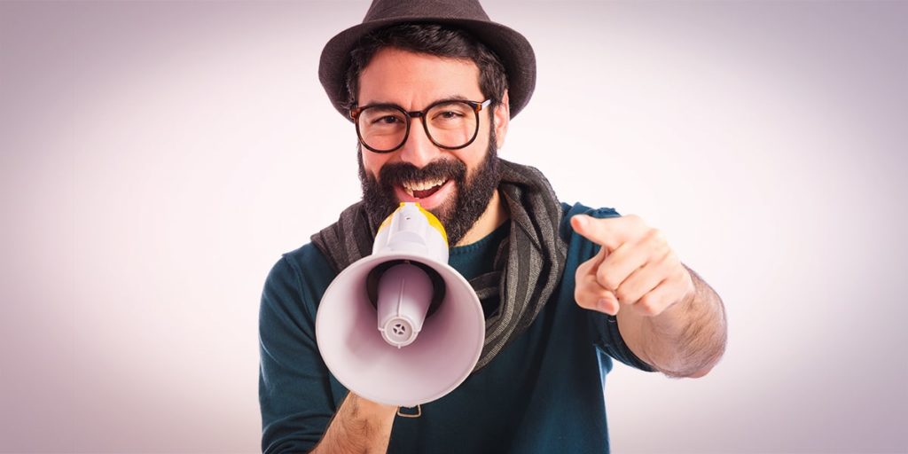 homem com megafone simbolizando os anúncios do Facebook ads