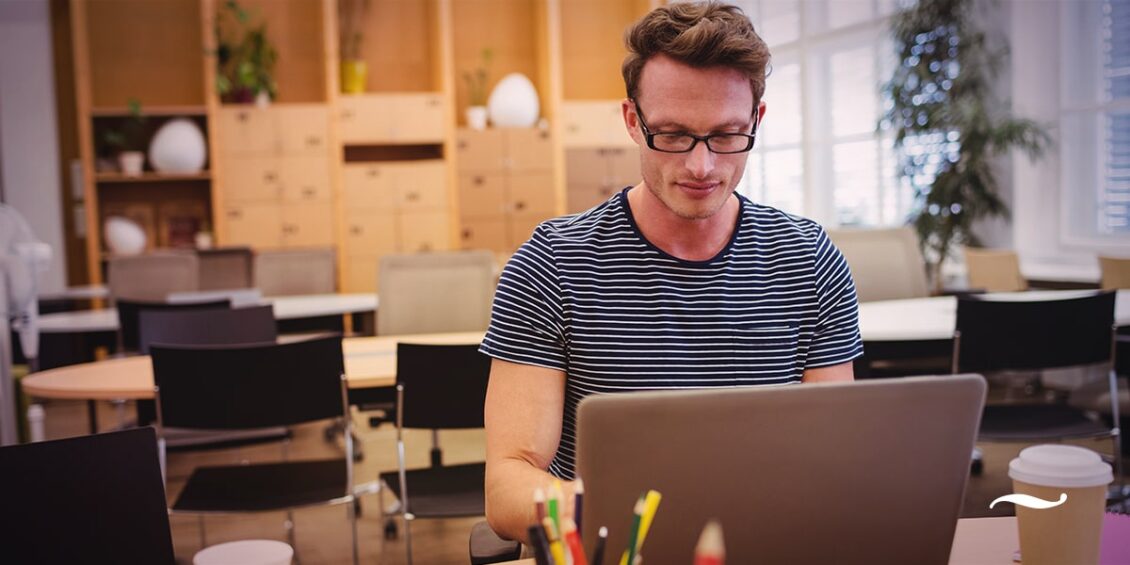 homem ao computador em escritório fazendo criação de site