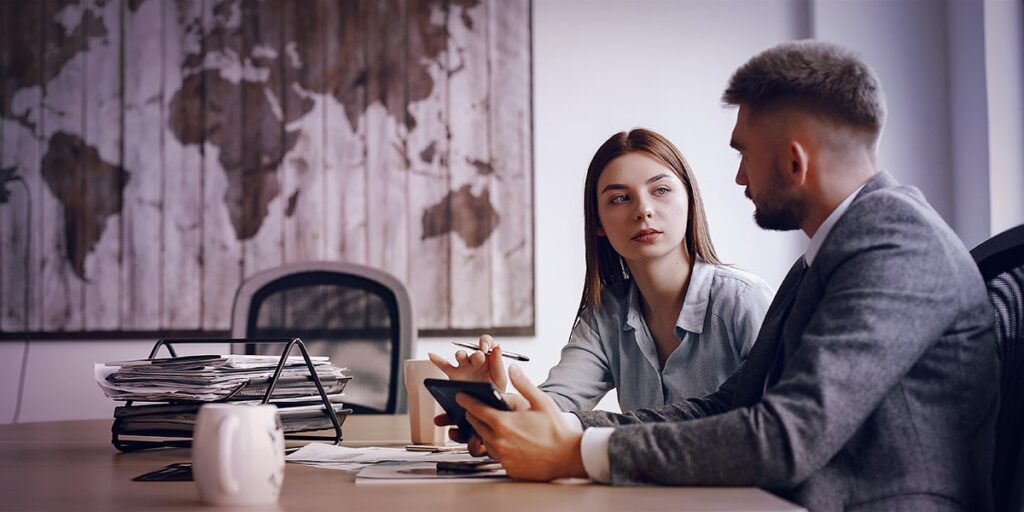 homem fazendo consultoria de marketing com mulher em escritório