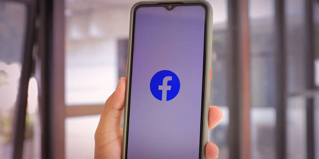 Celular com logo do Facebook na tela site Tango Comunicação